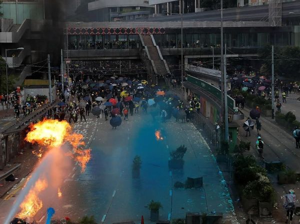 Bentrok Demonstran dan Polisi Warnai HUT ke-70 China di Hong Kong