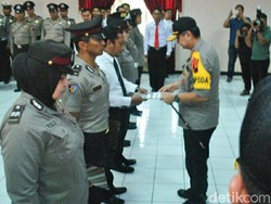 7 Polisi Korban Lemparan Batu Saat Demo di DPRD Solo Terima Penghargaan