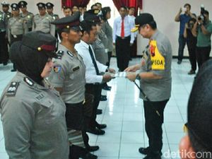 7 Polisi Korban Lemparan Batu Saat Demo di DPRD Solo Terima Penghargaan 7 Polisi Korban Lemparan Batu Saat Demo di DPRD Solo Terima Penghargaan