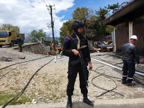 Perbaikan Listrik Pascarusuh di Wamena Dikawal Polisi & Tentara