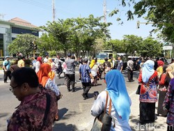 Seniman di Probolinggo Bagi-bagi Batik Gratis ke Pengguna Jalan