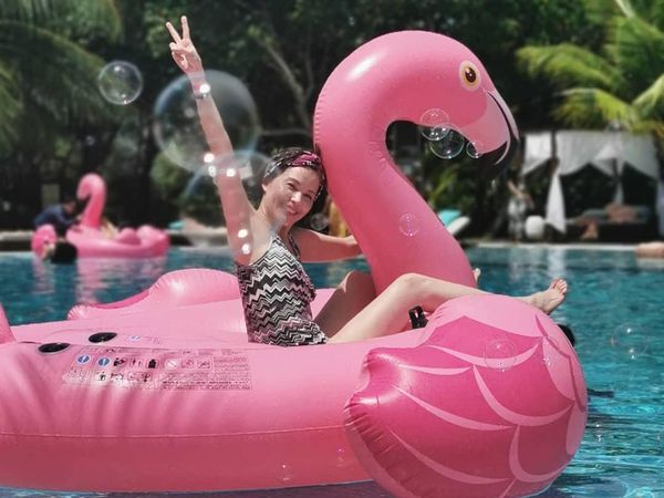Pesona Artis 51 Tahun yang Dilarang Putranya Pakai Bikini di Pantai