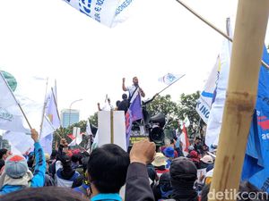 Pujian dan Sindiran Massa Buruh ke Ketua DPR Puan Maharani Pujian dan Sindiran Massa Buruh ke Ketua DPR Puan Maharani