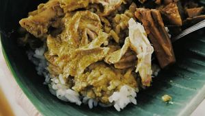Mantul! Sarapan Nasi Lodho yang Gurih Hangat Buat Tambah Energi