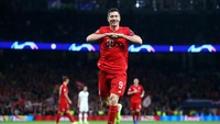 Robert Lewandowski menemani Dzyuba di lini serang. Penyerang Polandia bahu membahu dengan Gnabry saat mengandas Tottenham. Dalam laga itu, ia mengemas dua gol untuk Bayern.  (Foto: Julian Finney/Getty Images)