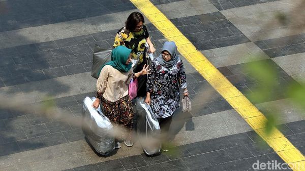 Bangga! Pekerja Kantoran Wara-wiri dengan Batik
