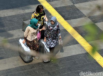 Bangga! Pekerja Kantoran Wara-wiri dengan Batik