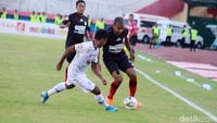Ian Louis Kabes melancarkan serangan dari sisi sayap.