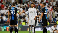 Madrid berupaya menambah gol lagi sisa pertandingan, Ada satu peluang didapat pada menit akhir injury time dari situasi sepak pojok tapi sundulan Varane masih melayang. Skor akhir 2-2. REUTERS/Jon Nazca.