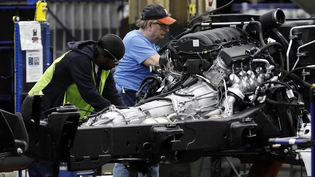 Seorang buruh di pabrik General Motors, Amerika Serikat.