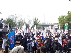 Demo Buruh, Pabrik Daihatsu Tetap Ngebul