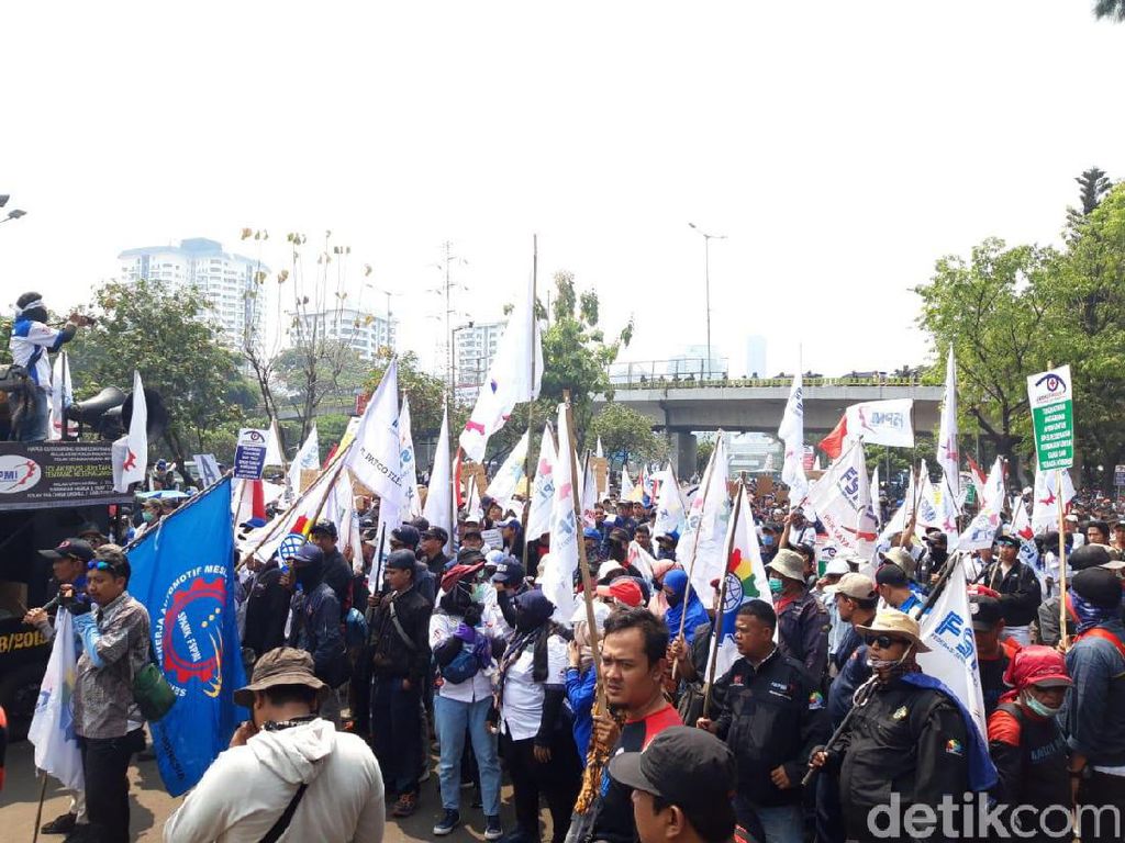 Demo Buruh, Pabrik Daihatsu Tetap Ngebul Demo Buruh, Pabrik Daihatsu Tetap Ngebul