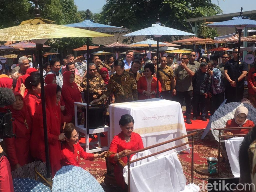 Presiden Jokowi dan Ibu Iriana Asyik Membatik di Solo