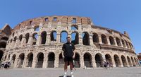 Simon di depan Colosseum (dok. Simon Wilson)