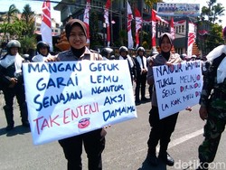 Ini Alasan Puluhan Polwan Bawa Poster Sambut Demo Buruh di DPRD Jatim