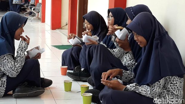 Pemkab Brebes Larang Kantin Sekolah Pakai Plastik untuk Bungkus Makanan