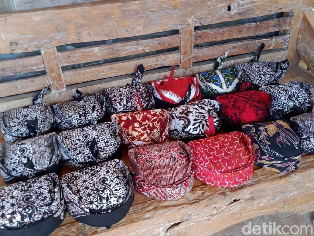 Perajin Udeng Batik Banyuwangi Raup Untung Belasan Juta Per Bulan Perajin Udeng Batik Banyuwangi Raup Untung Belasan Juta Per Bulan