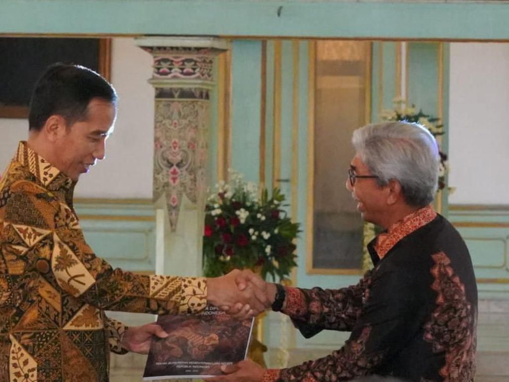 Wamenlu Serahkan Buku Dasawarsa Diplomasi Batik Indonesia ke Jokowi