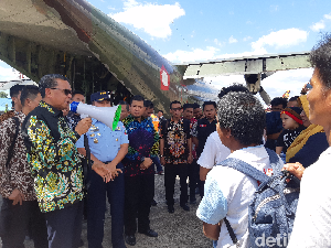 Gubernur Sulsel Sambut Pengungsi Rusuh Wamena di Lanud Hasanuddin Gubernur Sulsel Sambut Pengungsi Rusuh Wamena di Lanud Hasanuddin
