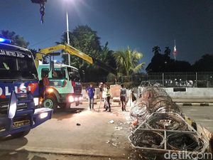 Polisi Mulai Buka Beton Penutup Jalan Gatot Subroto Depan DPR
