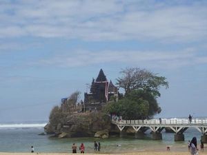Bali Punya Tanah Lot, Malang Punya Pantai Balekambang