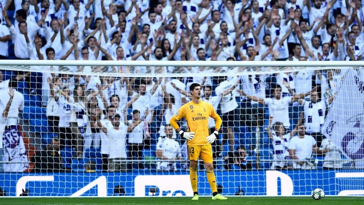 Kiper Real Madrid Thibaut Courtois diganti karena sakit. (Foto: Oscar del Pozo / AFP)