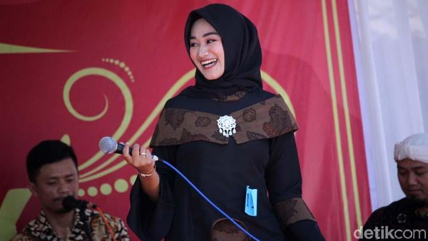 Seru! Fashion Show Peringati Hari Batik di SMKN 1 Sumedang