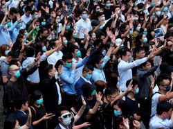 Marah Atas Penembakan Demonstran Pelajar, Warga Hong Kong Turun ke Jalan