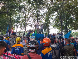 Buruh Demo di DPRD Sumut, Tolak Revisi UU Ketenagakerjaan