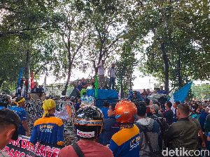 Buruh Demo di DPRD Sumut, Tolak Revisi UU Ketenagakerjaan Buruh Demo di DPRD Sumut, Tolak Revisi UU Ketenagakerjaan