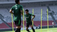 Para pemain berlari melewati penghalang secara selang-seling.