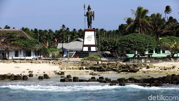 Melihat Lebih Dekat Patung Pahlawan Santiago di Miangas