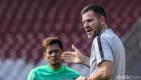Latihan dipimpin oleh couch Simon McMenemy.