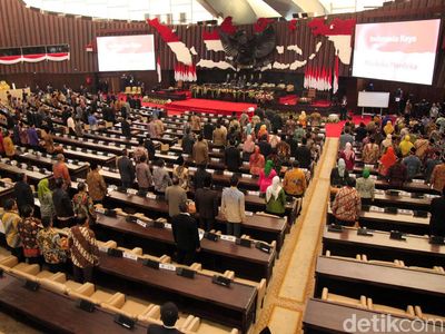 376 Anggota Dewan Hadiri Sidang Paripurna MPR Kedua