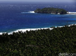 Tantangan Mantri KUR Sambangi Nasabah di Pulau Paling Utara RI