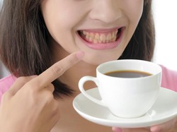 5 Trik Ini Bisa Memudarkan Noda Kopi Pada Gigi