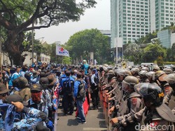 Massa Buruh Meluber hingga Gerbang Pemuda, Lalin Dialihkan