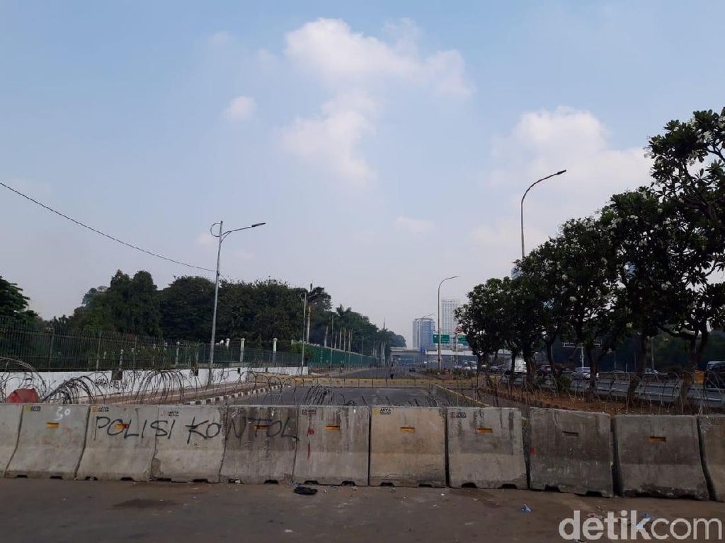 Jelang Demo Buruh Depan DPR, Lalin Jl Gatsu arah Slipi Dialihkan Jelang Demo Buruh Depan DPR, Lalin Jl Gatsu arah Slipi Dialihkan