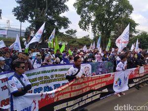 Video Demo Buruh di Sekitar Gedung DPR Usai, Massa Bubar Tertib