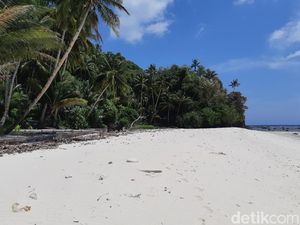 Pantai Mera, Si Cantik dari Pulau Menangis Pantai Mera, Si Cantik dari Pulau Menangis