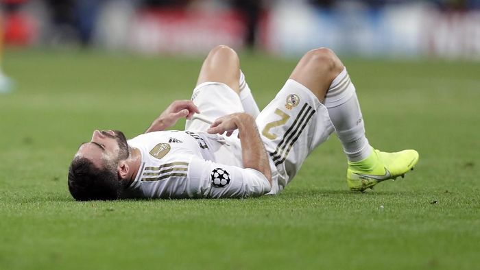 Bek Real Madrid Dani Carvajal terlentang di lapangan usai laga melawan Club Brugge berakhir 2-2 di matchday kedua Grup A Liga Champions. (Foto: Manu Fernandez/AP Photo)