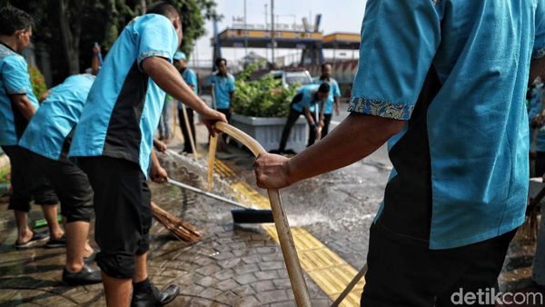 Wow! Petugas Kebersihan Ikut Berbatik