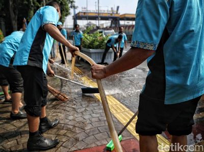 Wow! Petugas Kebersihan Ikut Berbatik
