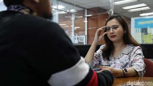 Melihat PNS Jakarta Utara Layani Warga di Hari Batik