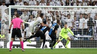 Madrid mendapat free kick yang dieksekusi sempurna oleh Kroos dan bola disundul Casemiro ke sudut gawang Brugge. Mignolet yang mati langkah hanya bisa melihat bola bergulir. REUTERS/Sergio Perez.