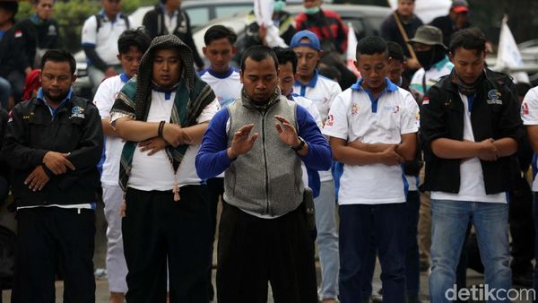 Massa Buruh Salat Dzuhur di Tengah Jalan