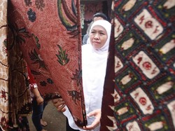 Wow, Khofifah Koleksi Batik dari Berbagai Daerah di Tanah Air