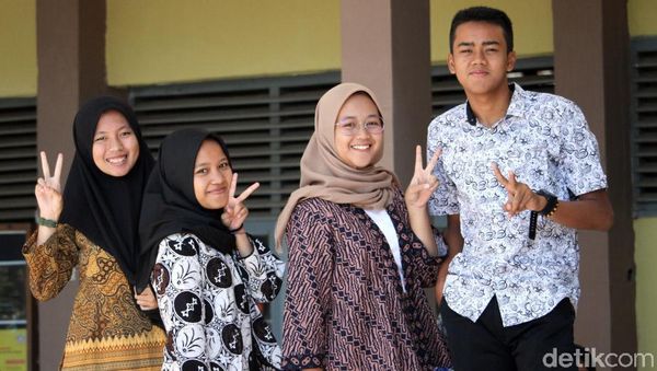 Potret Pelajar di Kabupaten Bandung Kompak Kenakan Batik