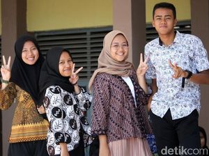 Potret Pelajar di Kabupaten Bandung Kompak Kenakan Batik