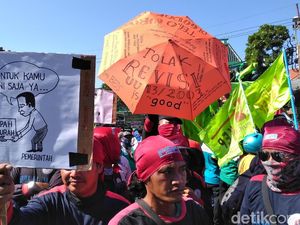 Ratusan Buruh Duduki Jalan di Depan DPRD Jatim